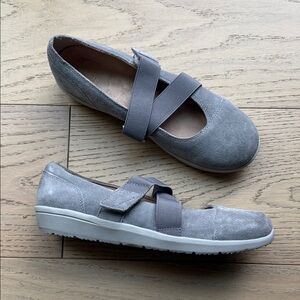 Vionic Women's Gray Suede Flats slip on with elastic Straps 7